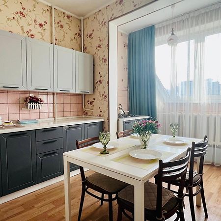 Cozy Three-Room Apartment With Mountain View Алма Ата Екстериор снимка