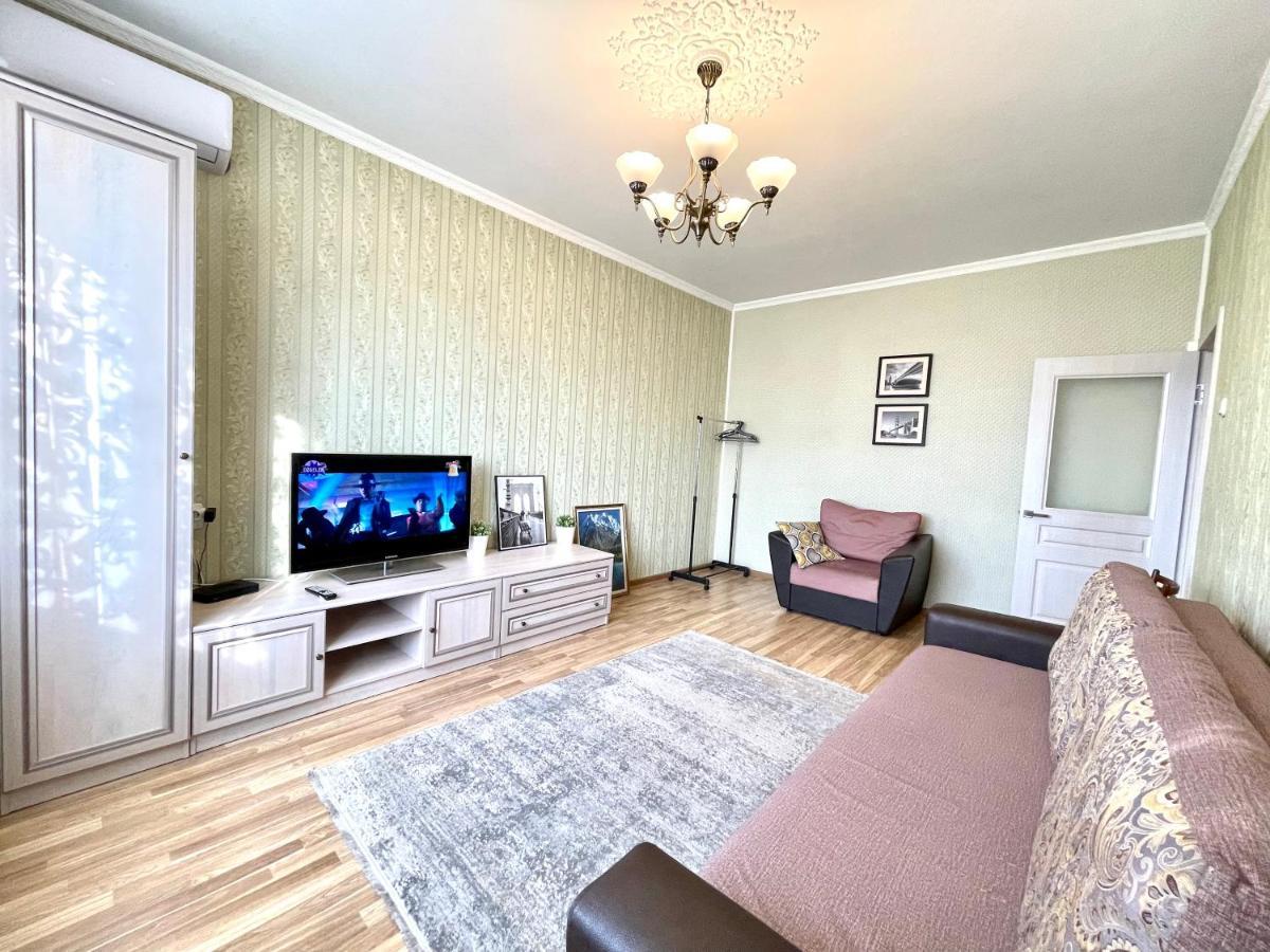 Cozy Three-Room Apartment With Mountain View Алма Ата Екстериор снимка