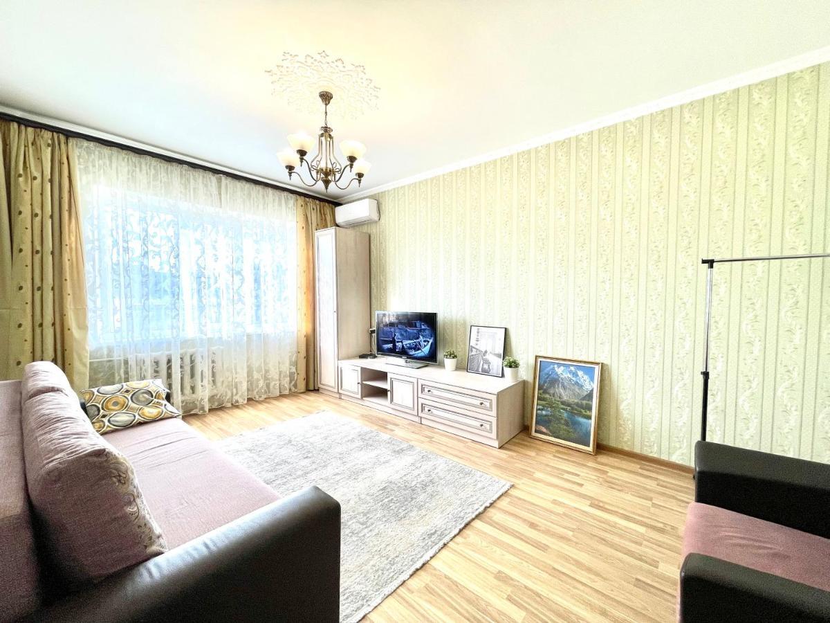 Cozy Three-Room Apartment With Mountain View Алма Ата Екстериор снимка