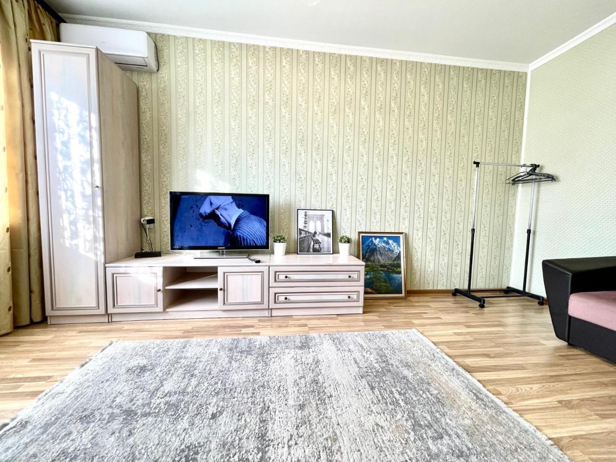 Cozy Three-Room Apartment With Mountain View Алма Ата Екстериор снимка