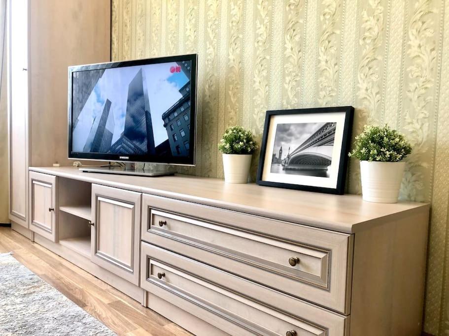 Cozy Three-Room Apartment With Mountain View Алма Ата Екстериор снимка