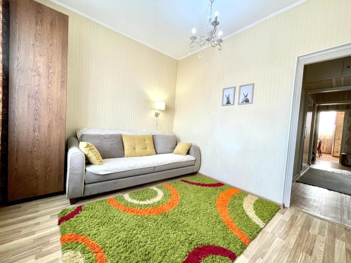 Cozy Three-Room Apartment With Mountain View Алма Ата Екстериор снимка