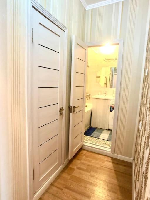 Cozy Three-Room Apartment With Mountain View Алма Ата Екстериор снимка