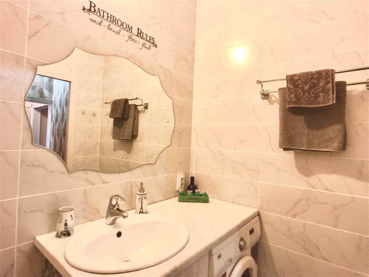 Cozy Three-Room Apartment With Mountain View Алма Ата Екстериор снимка