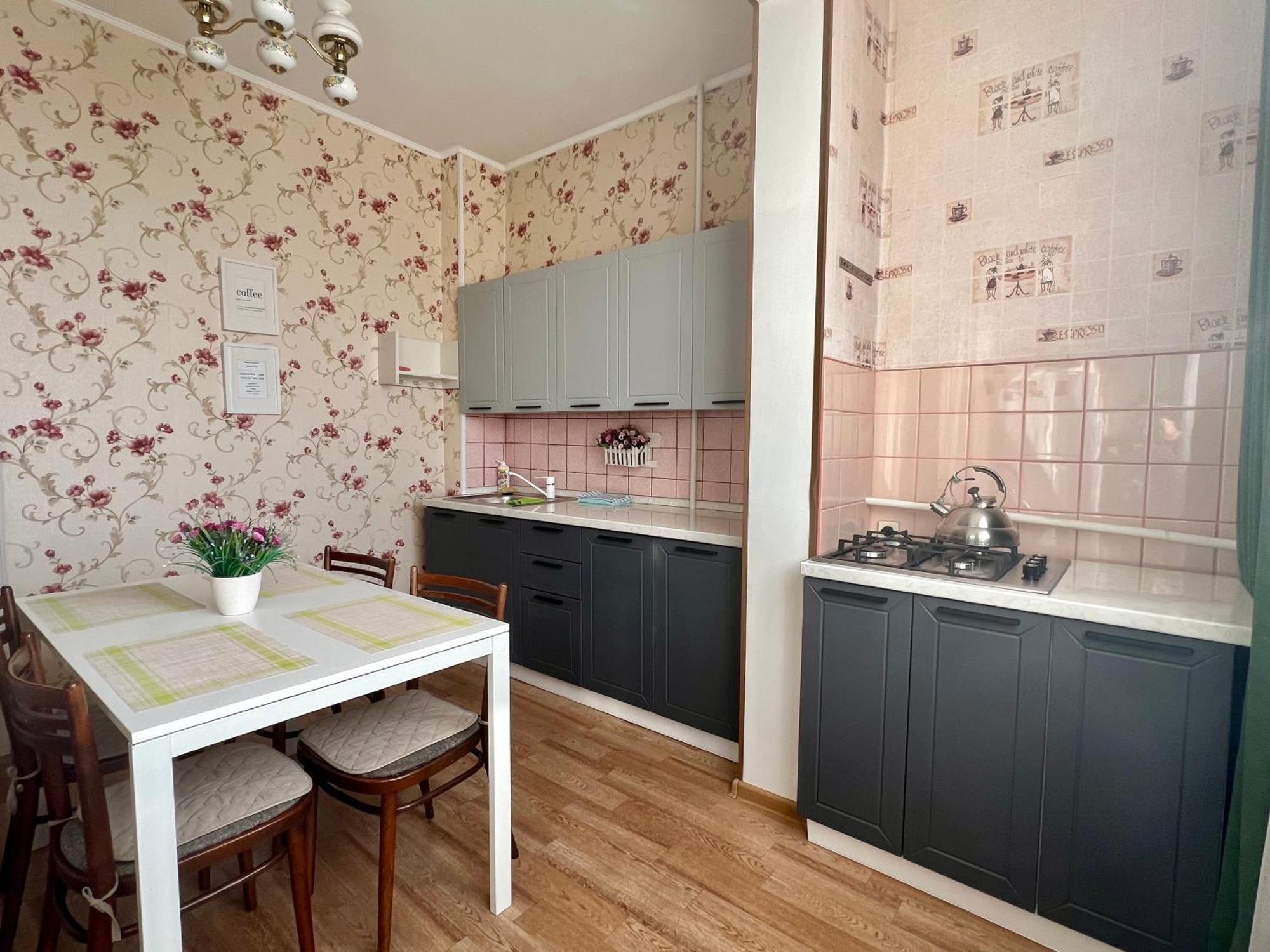 Cozy Three-Room Apartment With Mountain View Алма Ата Екстериор снимка