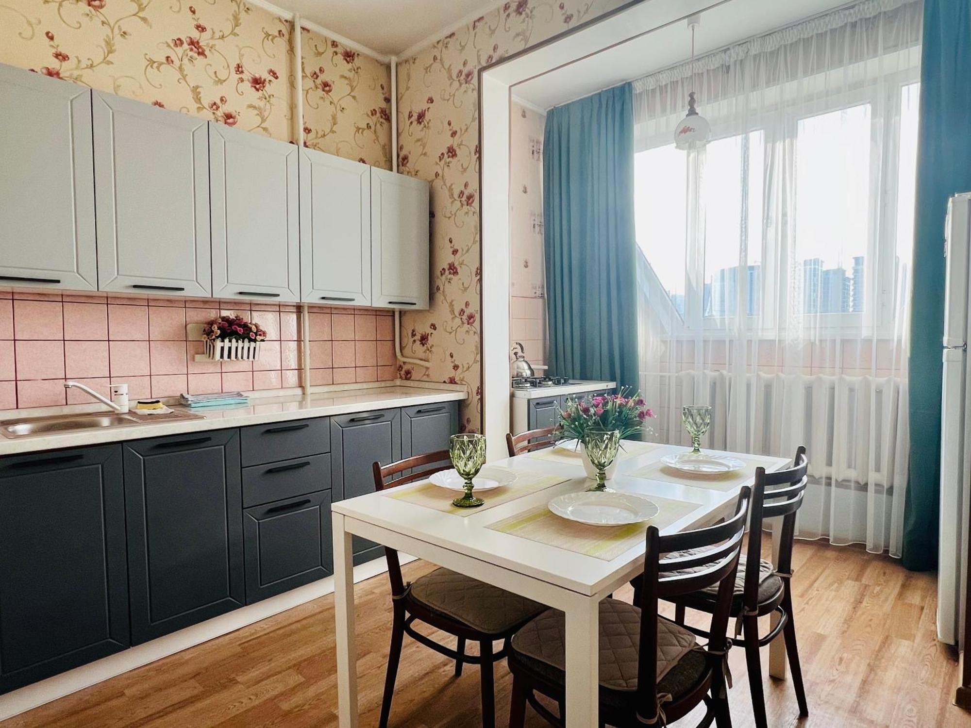 Cozy Three-Room Apartment With Mountain View Алма Ата Екстериор снимка