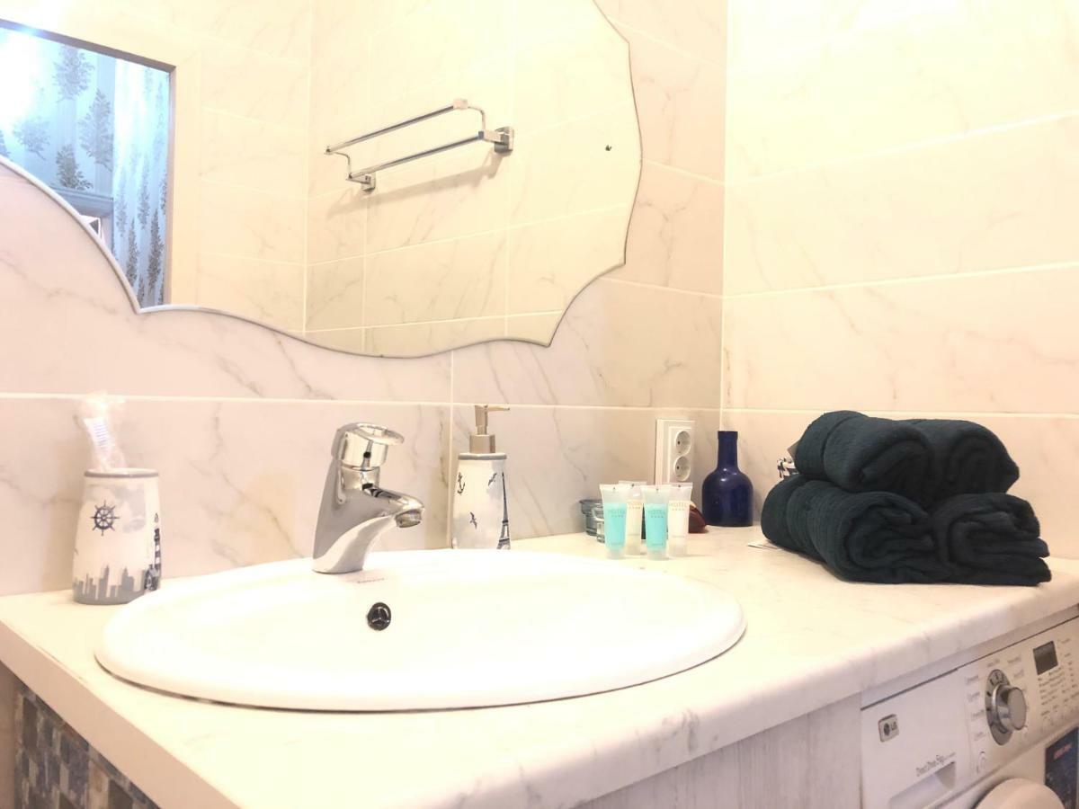 Cozy Three-Room Apartment With Mountain View Алма Ата Екстериор снимка